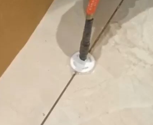 鄂城瓷砖空鼓维修公司专业解答瓷砖在铺贴过程中，如果没有涂抹均匀到位的粘结材料（如水泥砂浆或瓷砖胶），可能会导致以下问题