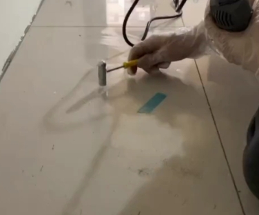 鄂城瓷砖开裂维修公司专业分享瓷砖在铺贴前如果没有沥干水分，将会导致以下问题